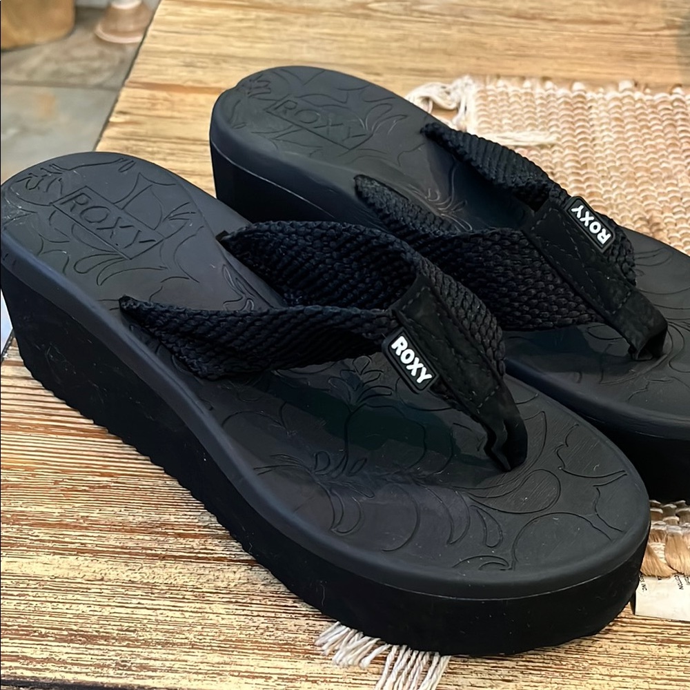 Roxy Black Textured Platform Sandals